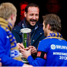 24. november: Kronprins Haakon gir kongepokalen til Daniel Berg Hestad og Molde etter cupfinaleseier mot Rosenborg (Foto: Vegard Grøtt / NTB scanpix)